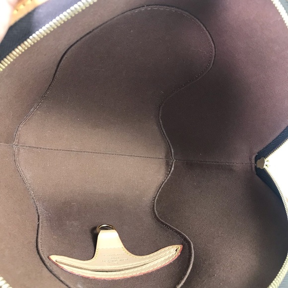 Louis Vuitton crossbody bag - Picture 5 of 8